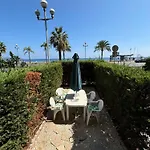 Idéal rez-de-jardin face à la Méditerranée